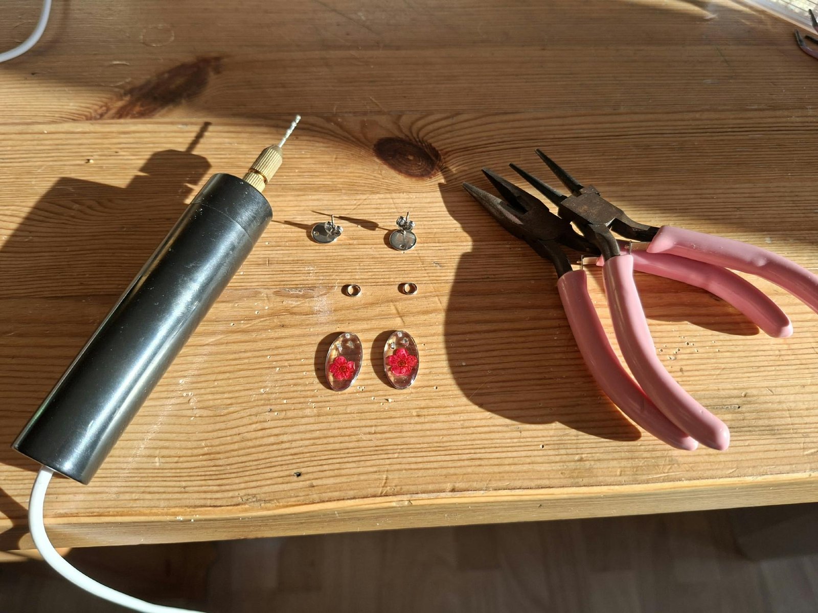 Conception de bijoux personnalisés en résine - Atelier Naturésine